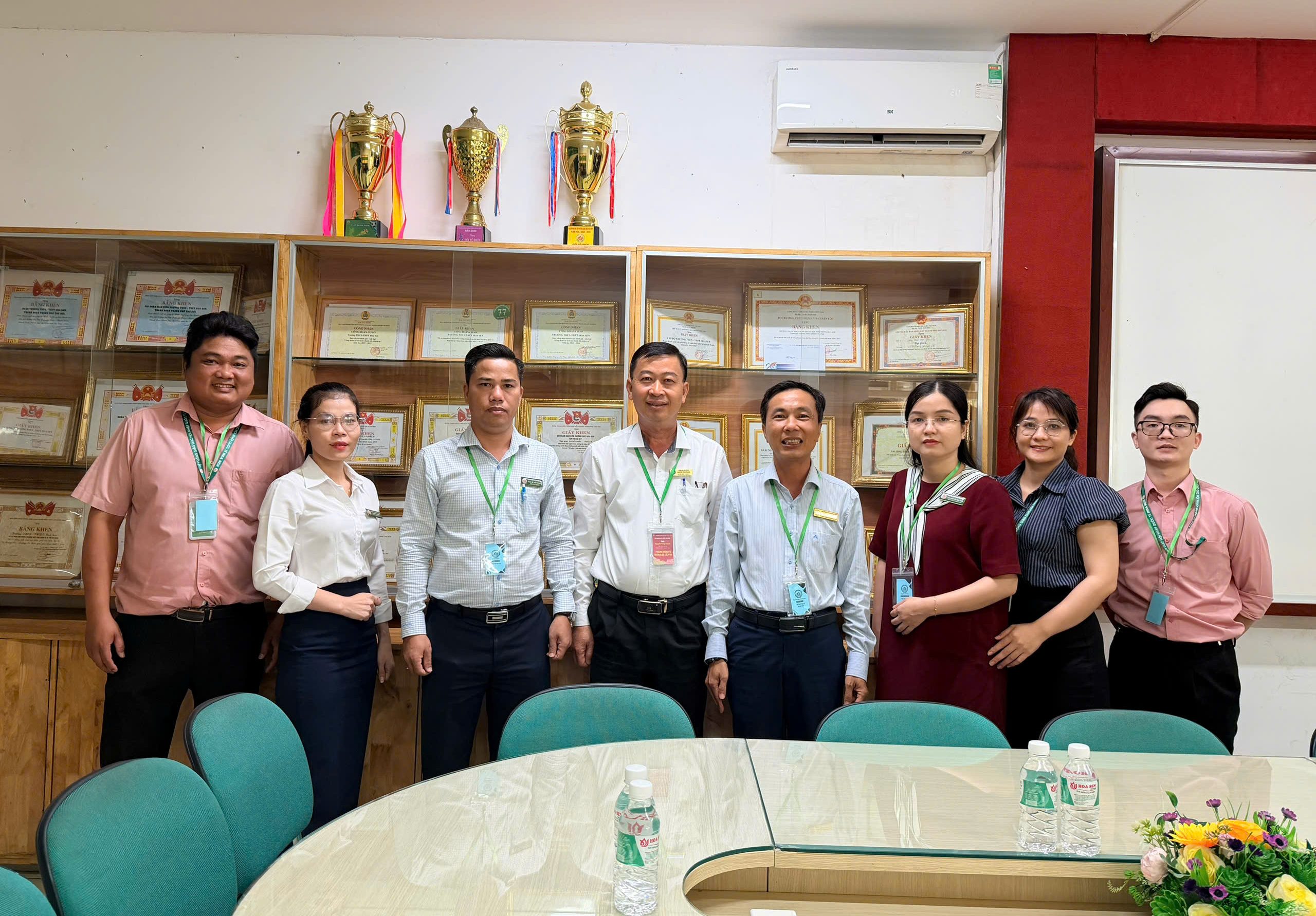 Thầy Nguyễn Công Khanh – Phó Hiệu trưởng Trường THPT Nguyễn Huệ đứng thứ tư từ trái qua